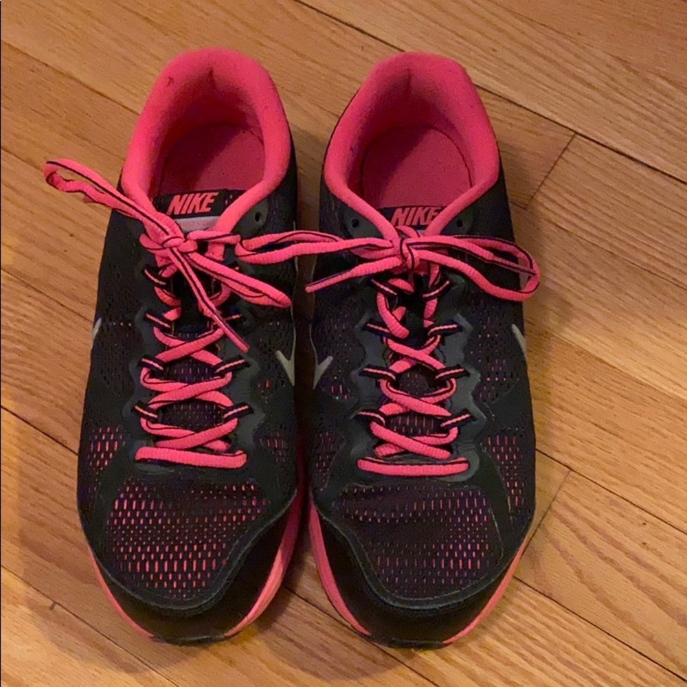 Black and hot pink Nike Dual Fusion Runs